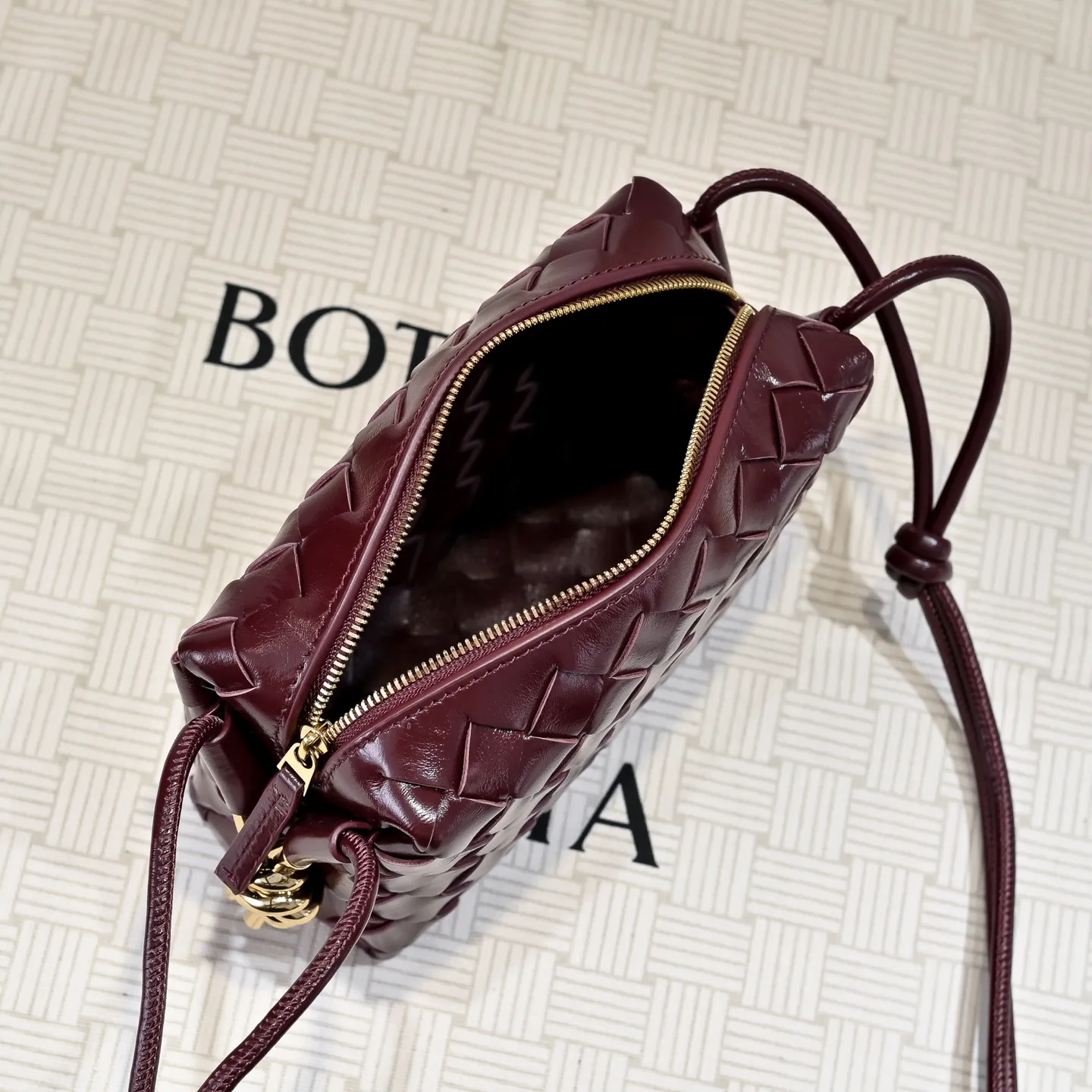Batch 1560 𝗕𝗼𝘁𝘁𝗲𝗴𝗮 𝗩𝗲𝗻𝗲𝘁𝗮———— The latest version of the loop camera bag💥 from BV’s King of Cost-Effectiveness counter, large woven texture➕Ultra-high quality cow wax leather as always, with zipper, hardware decoration on both sides, adjustable drawstring, especially suitable for the tummy💫Can hold anything, very light weight, suitable🈴️for girls of all ages, size: 17*10*6cm Style number: 6125